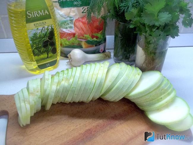 Кабачки нарезаны кольцами