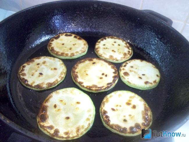 Кабачки жарятся в сковороде до румяной корочки