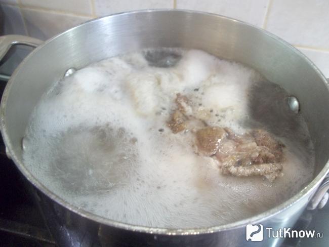 Язык залит чистой водой и доведен до кипения