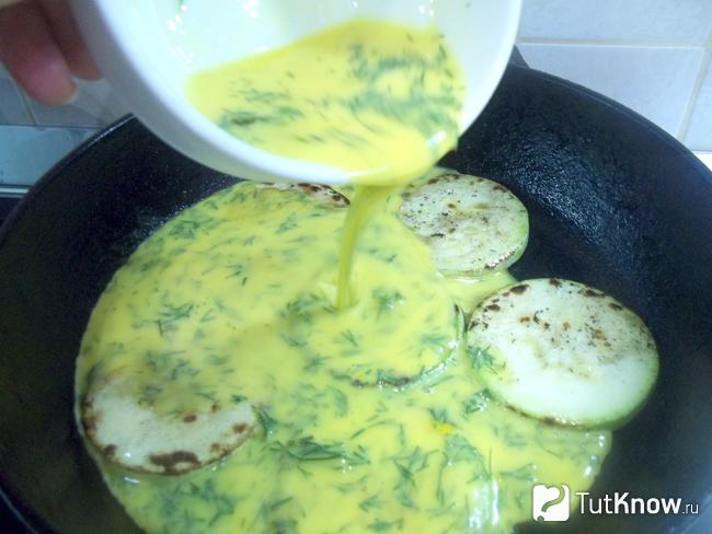 Жаренные кабачки залиты яично-молочной массой