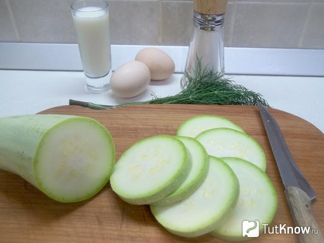 Кабачки нарезаны кольцами
