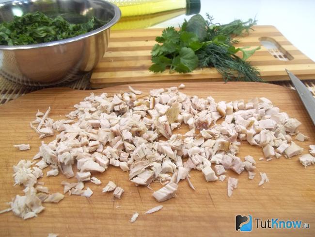 Курица отварена и нарезана