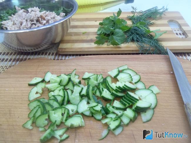 Огурцы нарезаны полукольцами