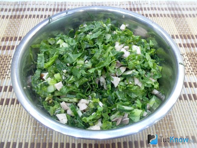 Готовый салат с листовым салатом и курицей