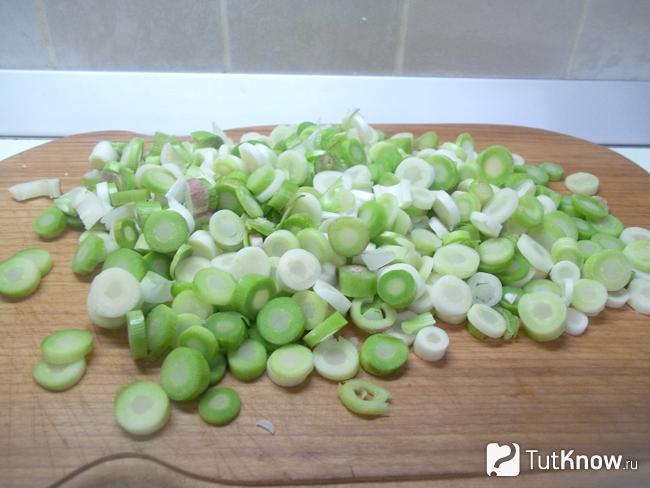 Стебли и перья нарезаны тонкими кольцами