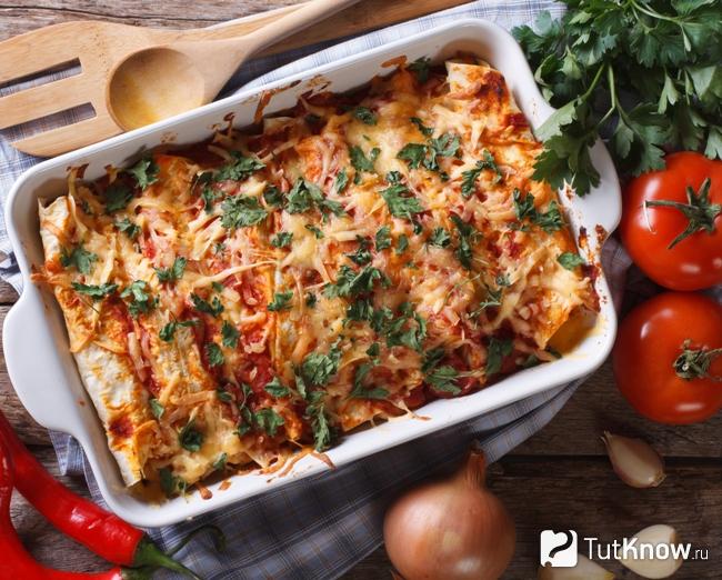 Энчилада из курицы под соусом