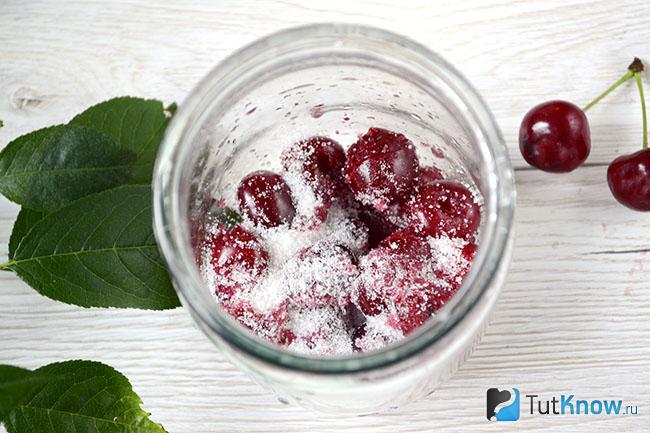 Вишни без косточек засыпаны сахаром