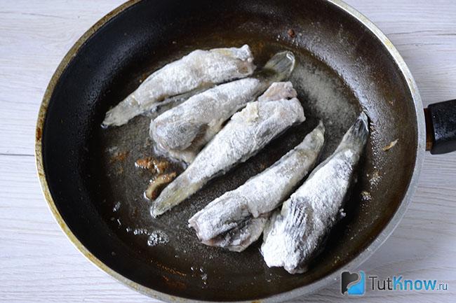 Бычки жарятся на сковороде