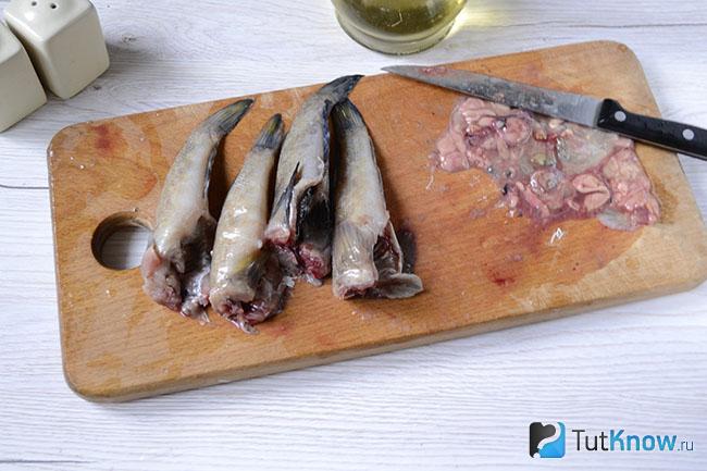 Распотрошенные бычки на кухонной доске