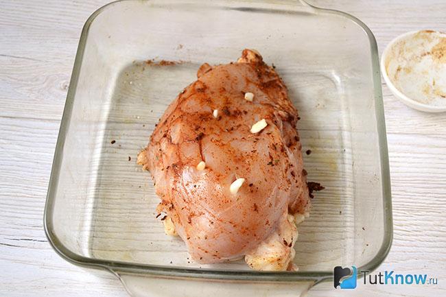 Куриное филе покрыто специями