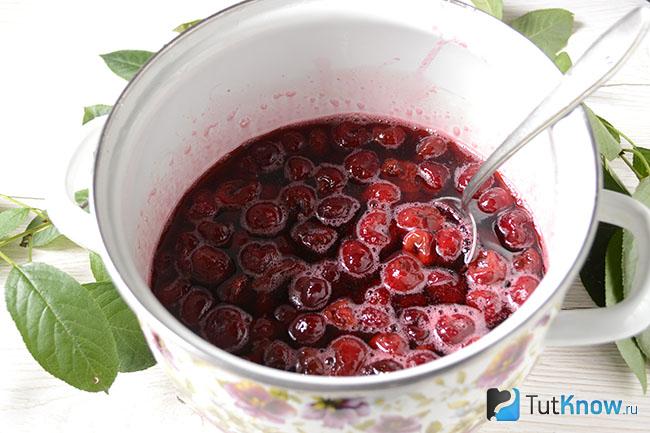 Вишни без косточек и сок в кастрюле