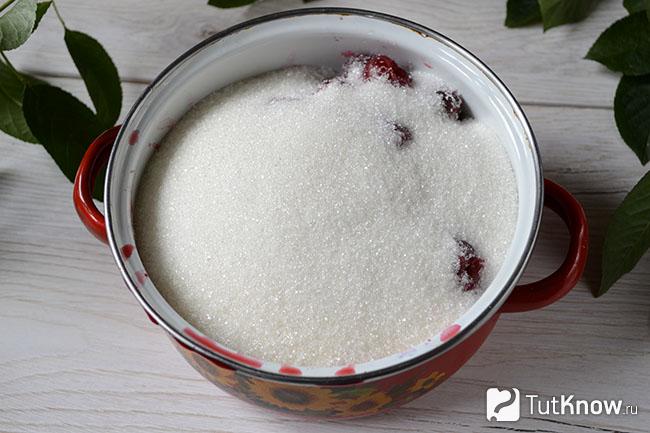 Вишни без косточек засыпаны сахаром