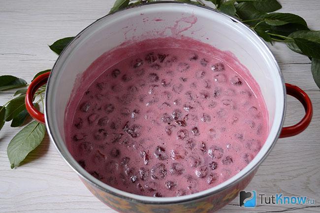 Вишнёвая масса после варки