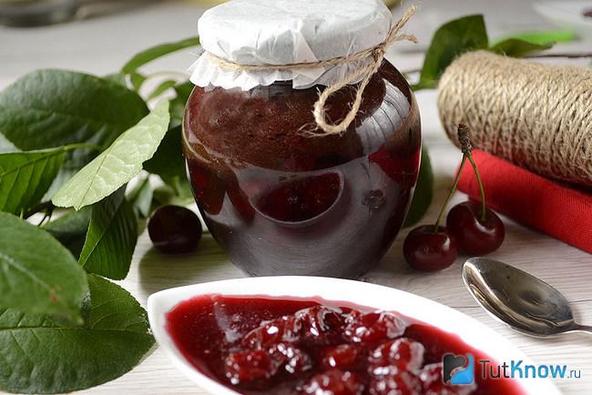 Банка и пиала с вареньем из вишни и шоколада