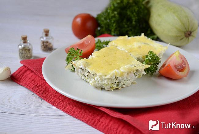Кабачковая запеканка с курицей готова к употреблению