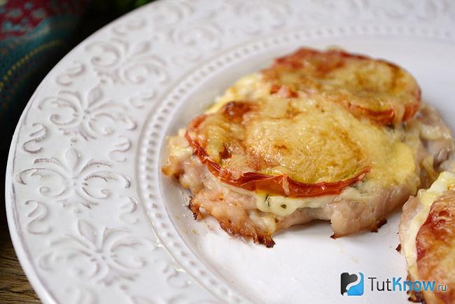 Куриная отбивная под сыром подана к столу