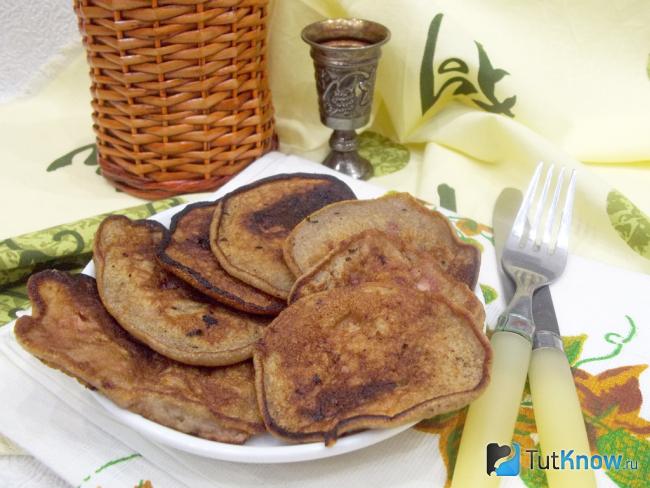 Готовые манники на пиве с медом и клубникой
