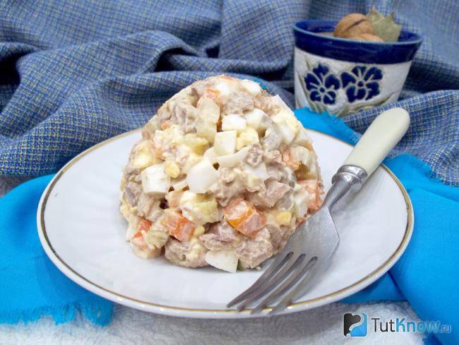 Готовый салат из утки, яиц и сыра
