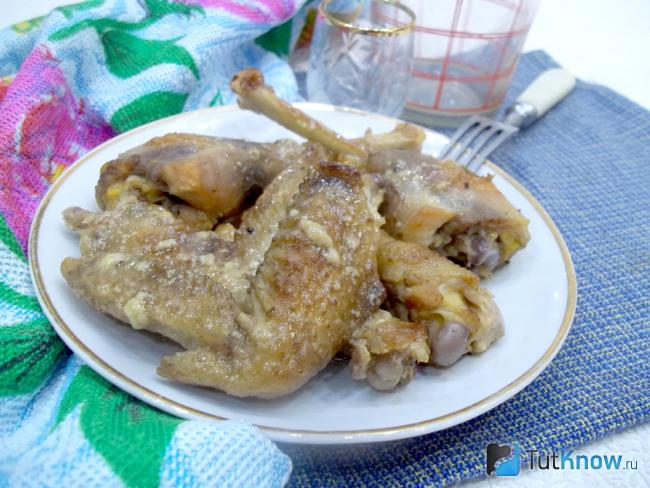 Готовая тушеная курица в собственном соку