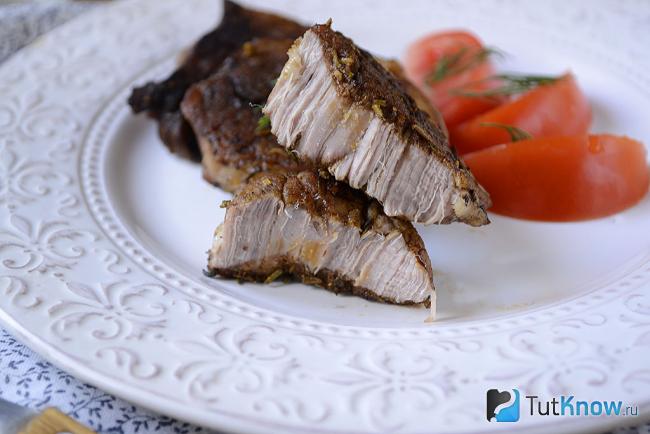 Мясо, запечённое в фольге в духовке с бальзамическим уксусом, крупным планом