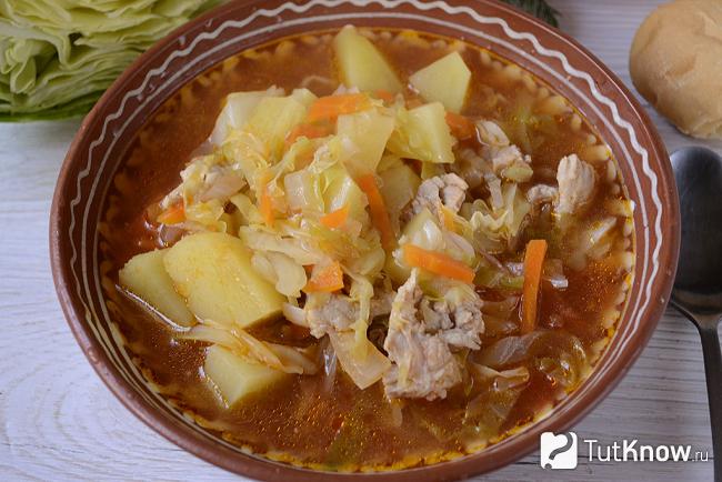 Как выглядят готовые щи со свежей капустой и помидорами