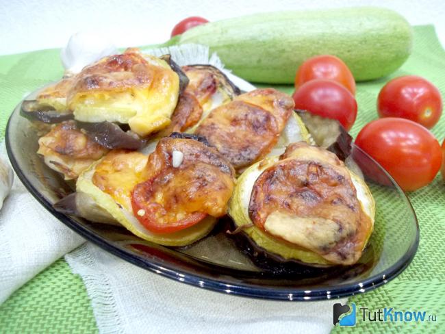 Готовые баклажаны с кабачками в духовке под сыром
