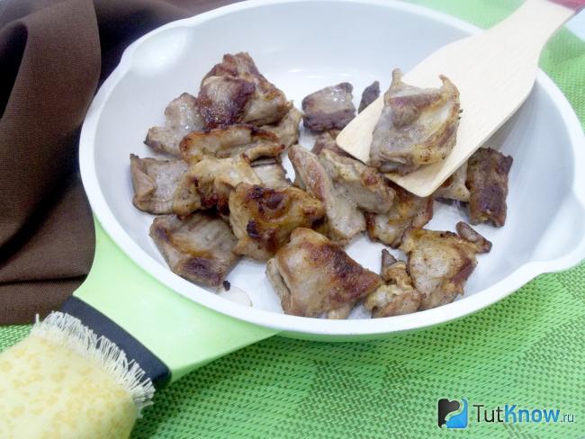 Готовая баранина жареная кусочками на сковороде