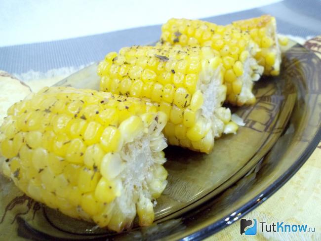 Готовая кукуруза в духовке с чесноком