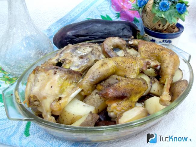 Готовая курица с баклажанами и картофелем в духовке