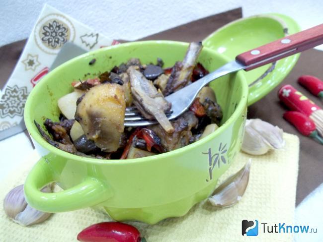 Готовые горшочки с бараниной, картофелем и баклажанами