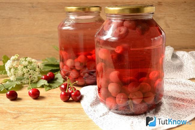 Готовый компот из черешни с косточками