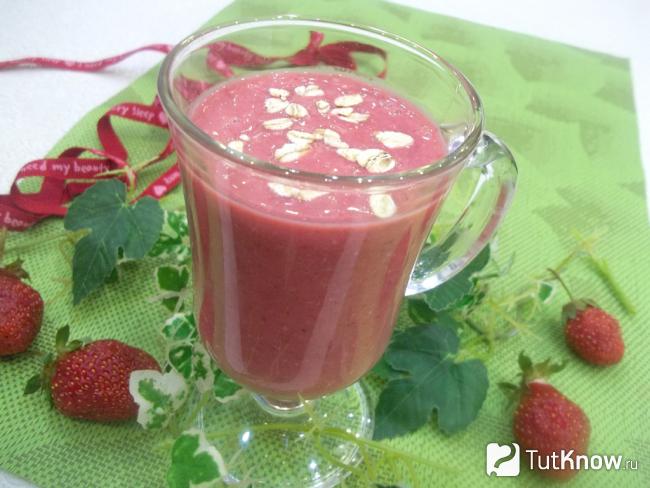 Готовое клубничное смузи с овсянкой