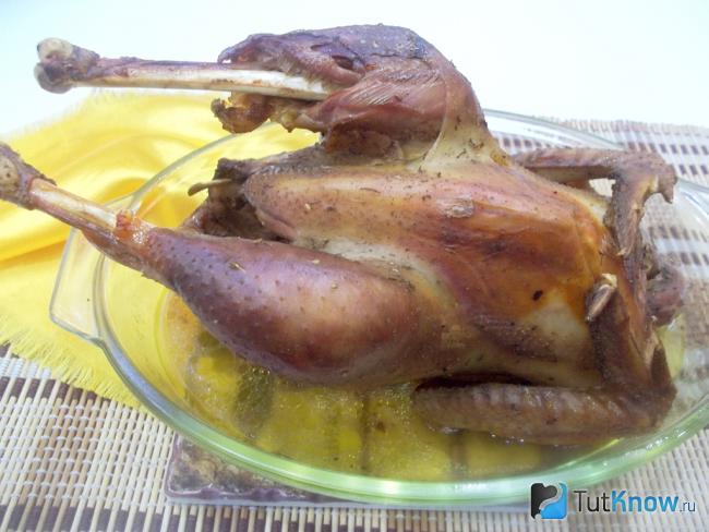 Готовая курица в духовке в коньяке