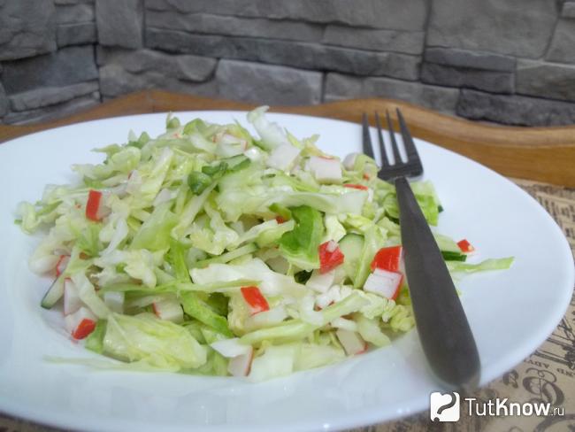 Готовый салат с капустой, огурцом и крабовыми палочками