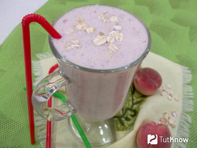 Готовое молочное смузи с персиком, овсянкой и медом