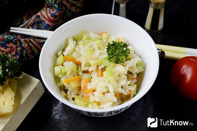 Тарелка риса с кабачками и морковкой