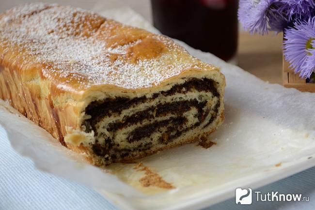 Как выглядит готовый рулет с маком из дрожжевого теста