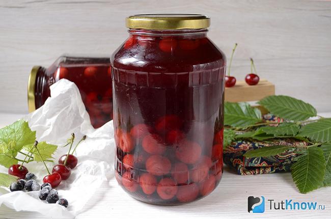 Банка компота на зиму из вишни и черной смородины