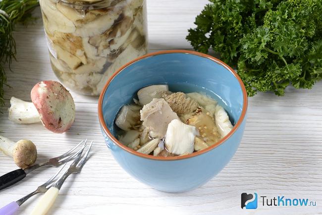 Маринованные сыроежки в миске