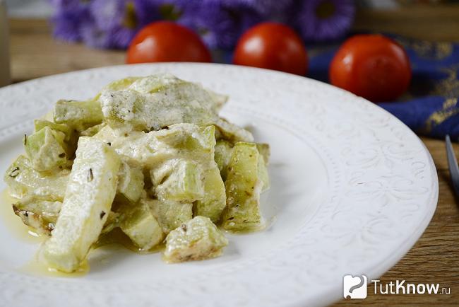 Кабачки, жареные в сметане, крупным планом