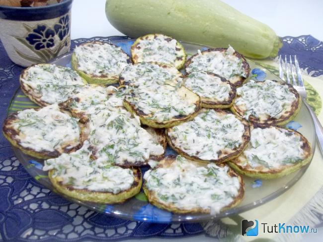 Готовые жареные кабачки с чесночным соусом