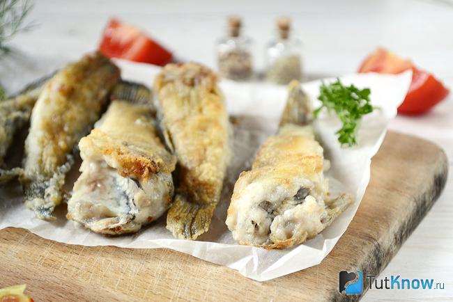 Готовые жареные бычки крупным планом