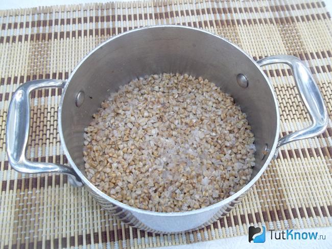 Гречневая крупа вымыта, залита водой и отварена