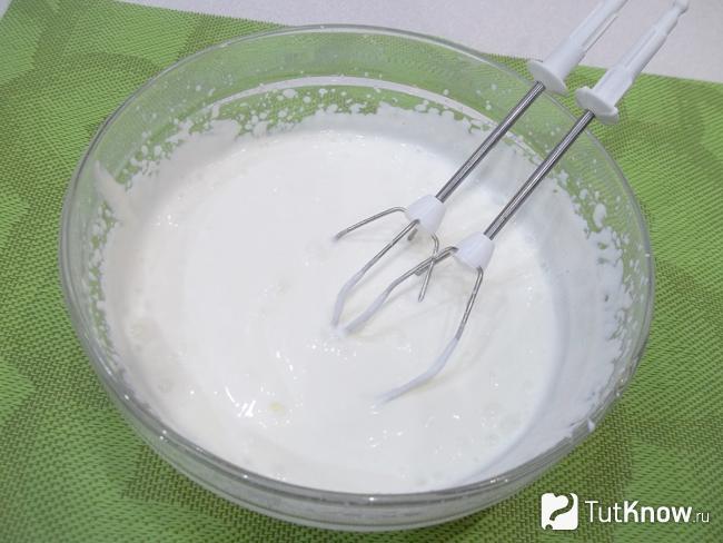 К сметане добавлен сахар и продукты взбиты миксером
