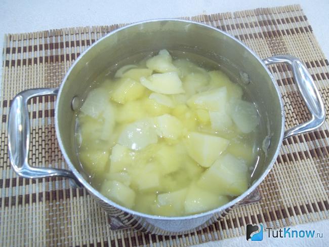 Картофель залит водой