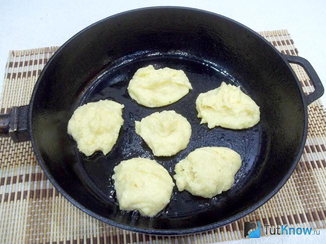 Картофельные оладьи с мукой жарятся в сковороде