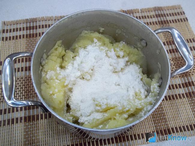 В картофельное пюре добавлена мука