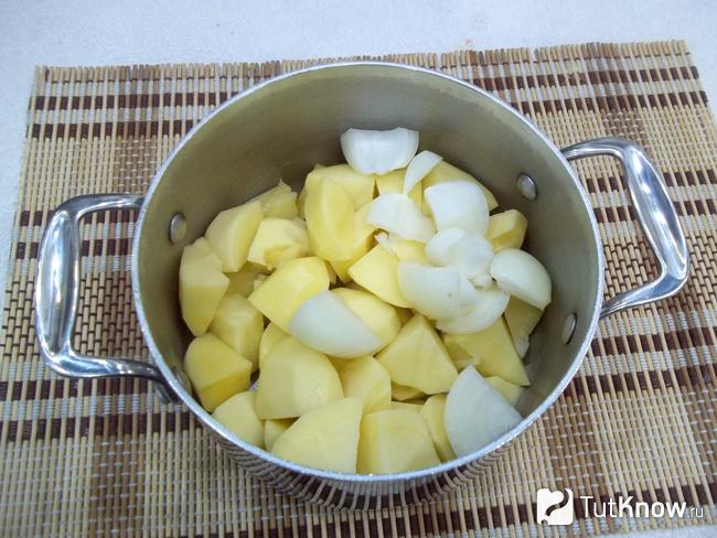 Картофель очищен, нарезан и сложен в варочную кастрюлю