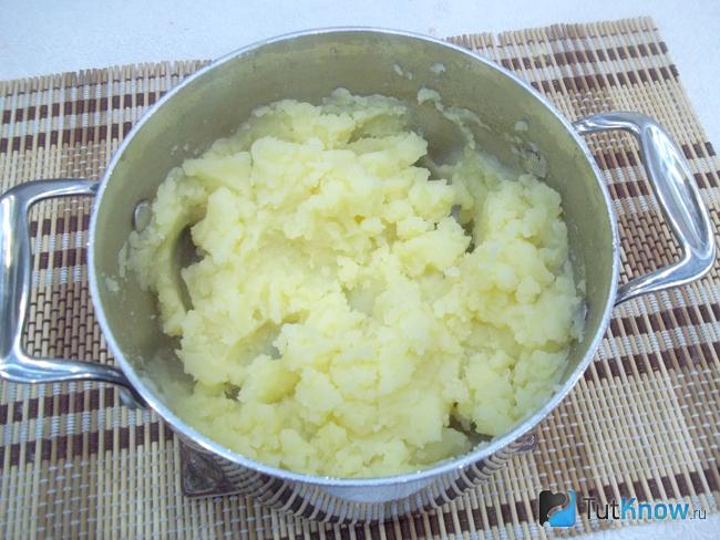 Картофель отварен и пюрирован