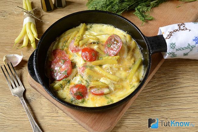 Омлет со стручковой фасолью и помидорами вид сверху